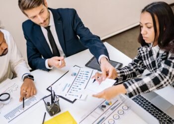 Diagrama de integração de sistemas ligando ERP, CRM e plataforma de atendimento a uma camada central