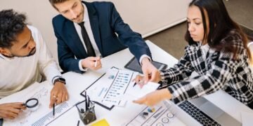 Diagrama de integração de sistemas ligando ERP, CRM e plataforma de atendimento a uma camada central